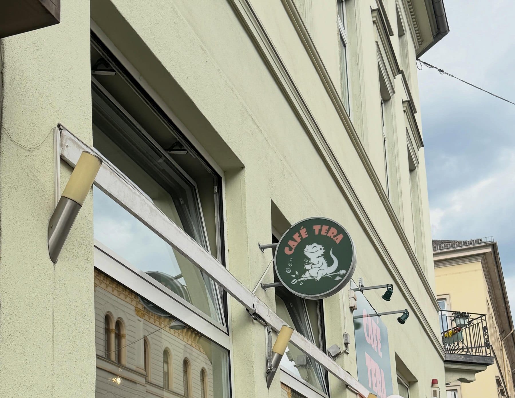Fassade von Café Tera in der Bahnhofstraße mit dem runden Logo-Schild